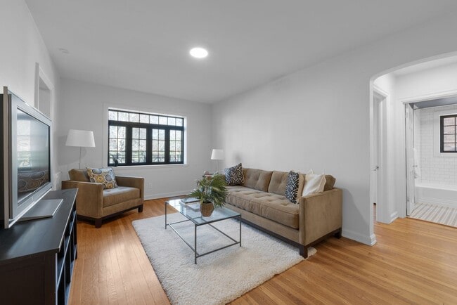 Interior Photo - La Grande Jatte Apartments