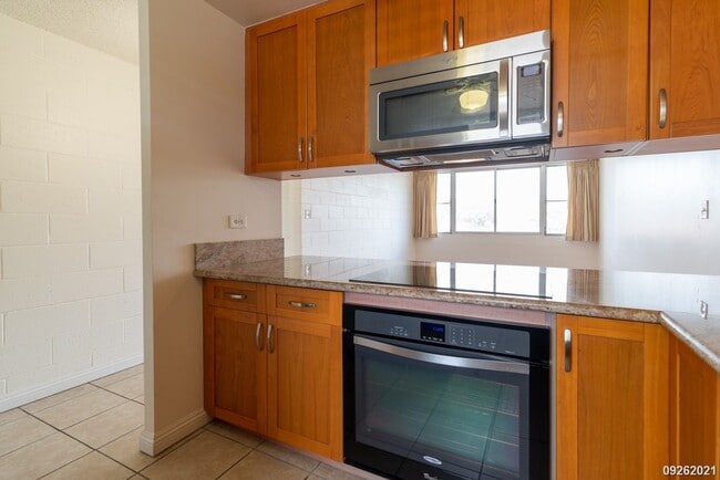 Building Photo - Salt Lake 1 BR/1BA Condo with 1 ASSIGNED P...