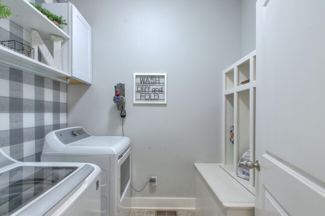 Building Photo - 1113 Camden Cir