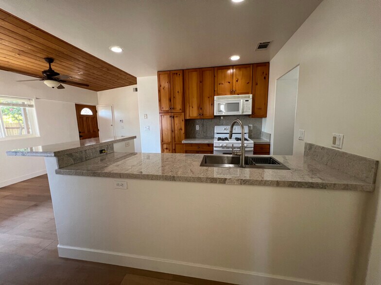 Building Photo - 8472 Golden Ridge Rd