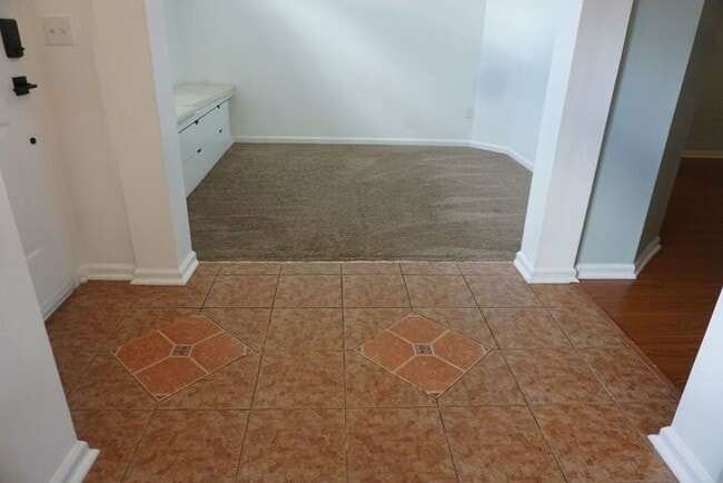 Building Photo - 3 Bedroom 2 Bathroom home with Garage Near...
