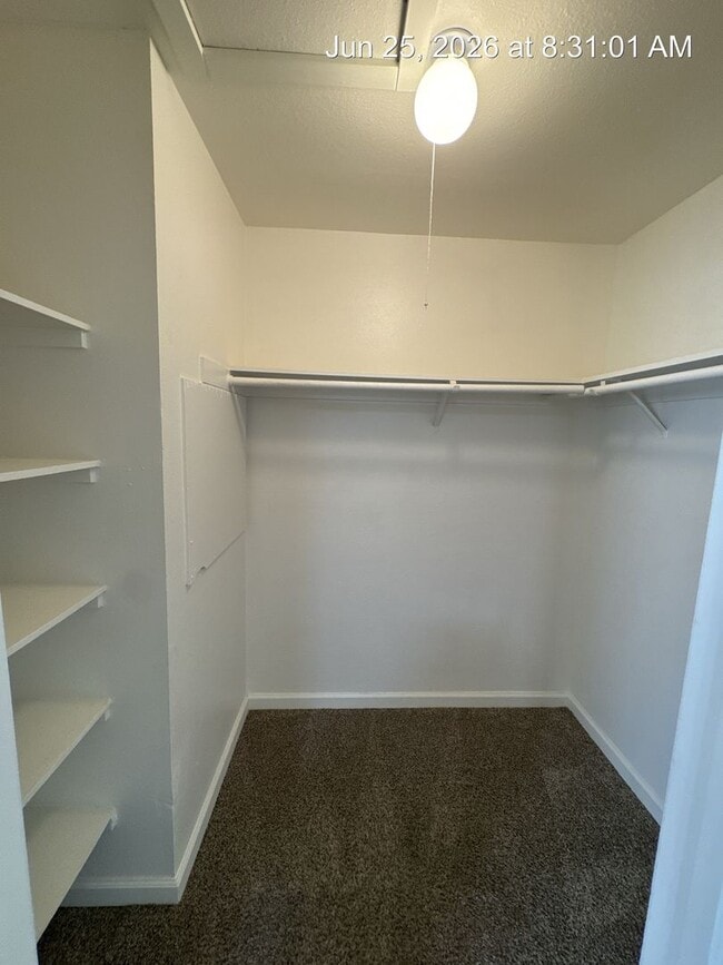 Building Photo - Upstairs unit MOVE IN READY!