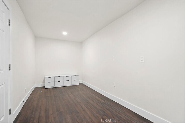 Building Photo - 7425 Vanalden Ave