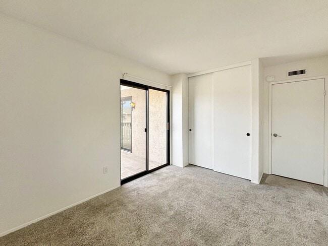 Building Photo - Beautiful 3BD/2.5BA Condo Located in Unive...