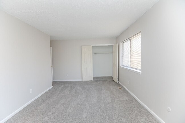 Building Photo - Spacious Townhome Updated Throughout!