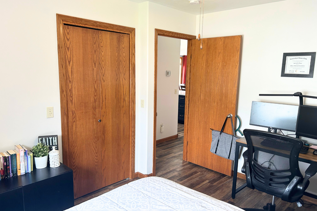 Building Photo - Spacious & Stylish Home in a Prime Location!
