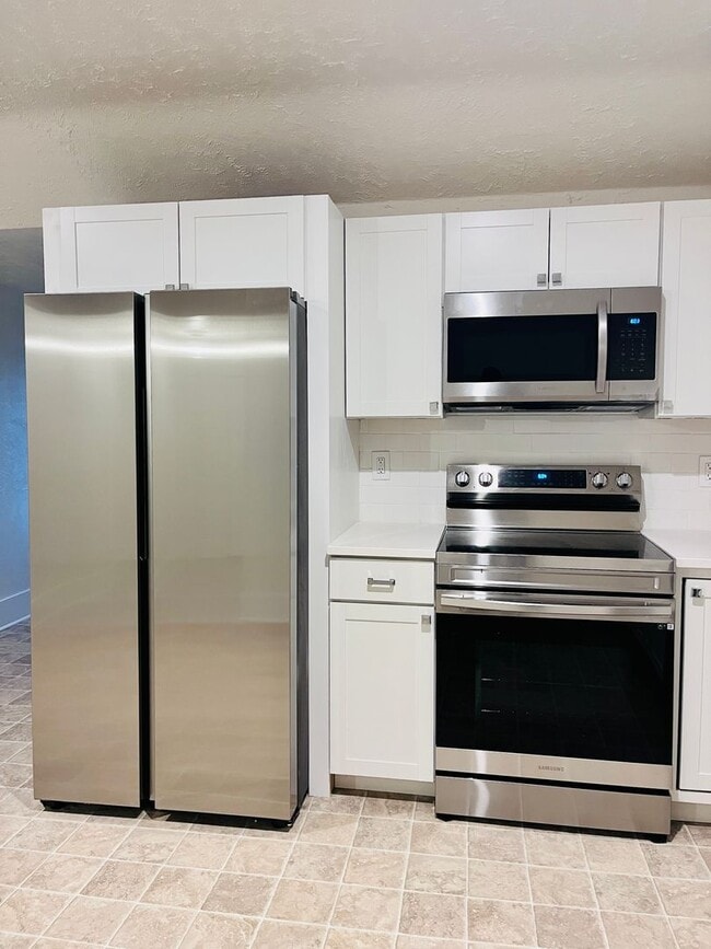 Building Photo - Large renovated 2 bedroom apartment in the heart of Stayton.  Don't miss this opportunity!