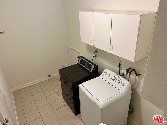 Building Photo - 1586 Palisades Dr