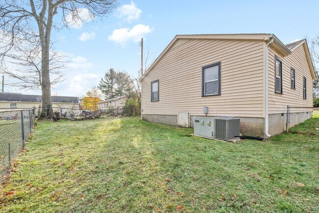 Building Photo - Renovated 3 Bedroom Home For Rent Near Downtown Clarksville