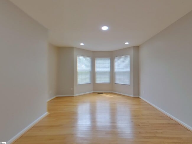Building Photo - 211 Boxwood Ln