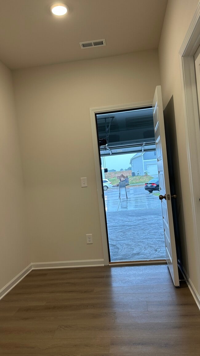 Building Photo - 415 Pointe N Dr