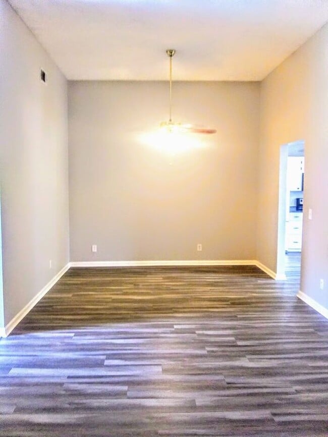 Building Photo - 10 Chamois Ct