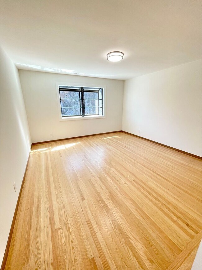 Building Photo - Beautiful Golden Gate Heights 5 Bed/3.5 Bath Home w/Amazing Views
