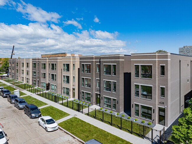 Building Photo - 428 E 50th Pl