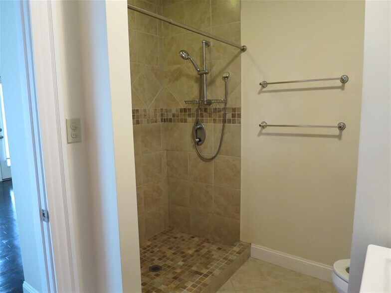 Building Photo - 6 Giles Park