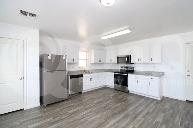 Building Photo - 822 N Navajo Ln