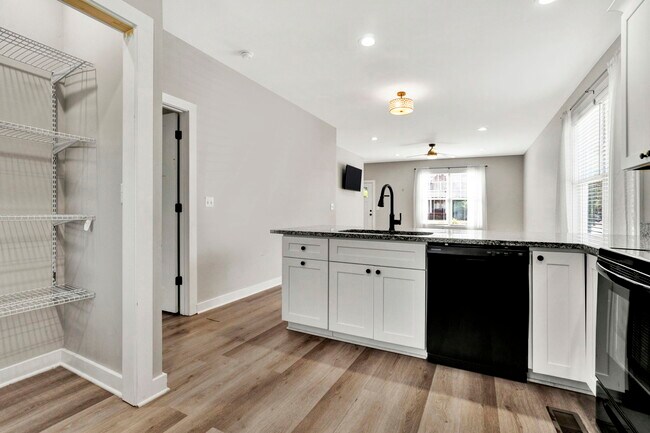 Building Photo - 100 E Maple St