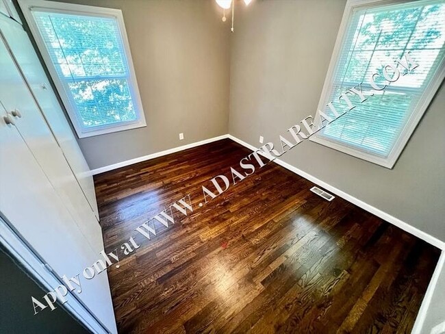 Building Photo - Cozy 2 Bed 1 Bath Duplex in Independence-Available in MARCH!!