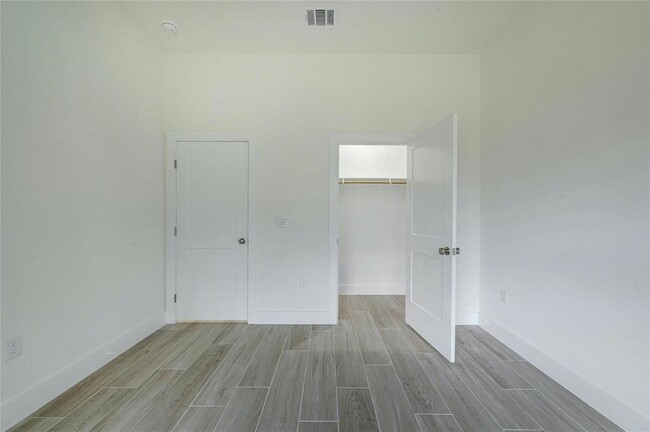 Building Photo - 14 Rhapsody Ln