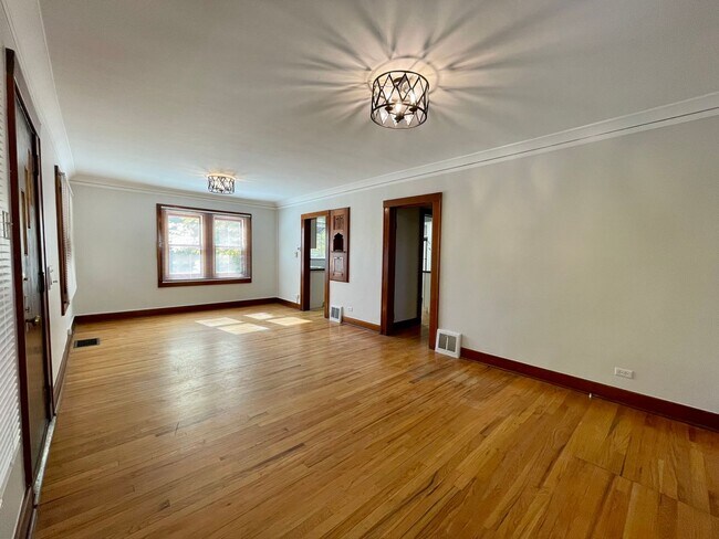 Building Photo - $0 DEPOSIT OPTION, NEW PAINT, TRADITIONAL BRICK HOME, WALKING DISTANCE TO DU!! LARGE BACKYARD, DE...