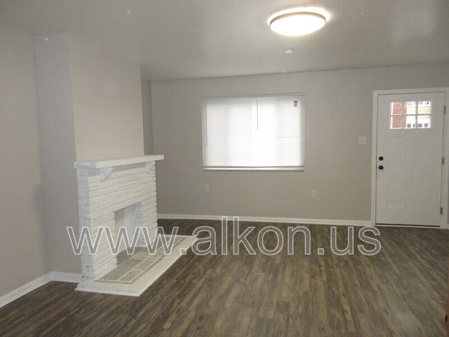 Building Photo - 2128 Eccles St