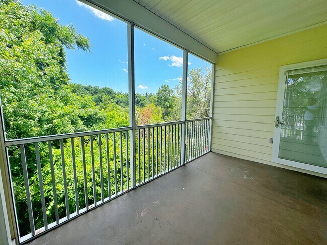 Building Photo - Spacious two-story island townhome in gate...