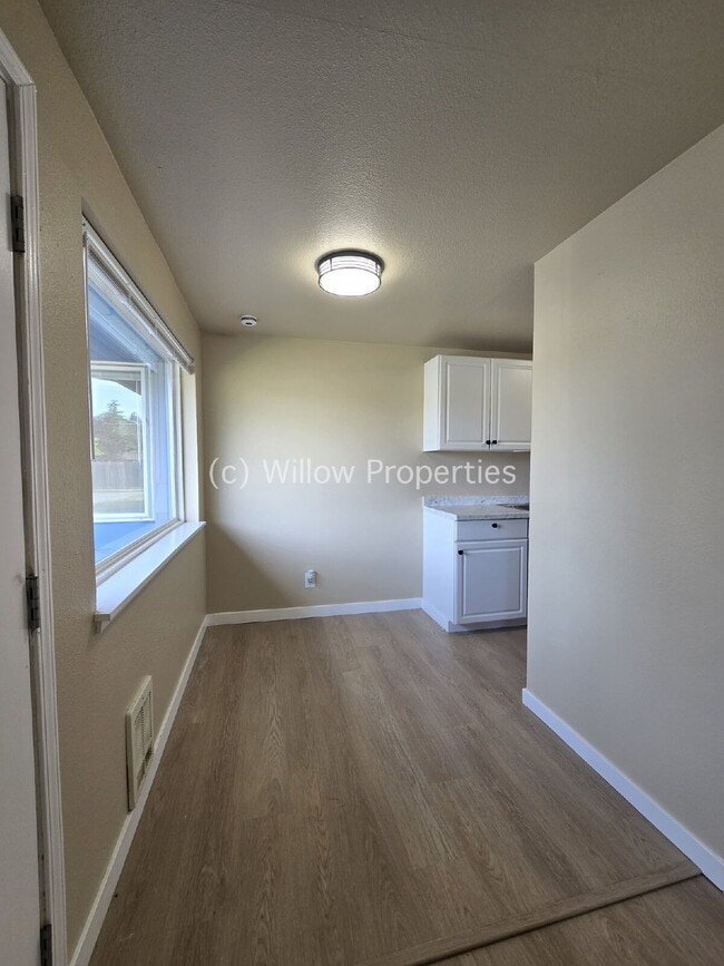 Building Photo - One Bedroom Newly Remodeled