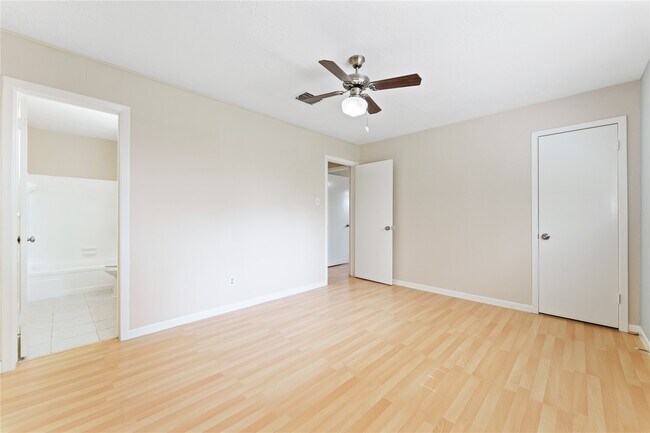 Building Photo - 5039 Parkland St