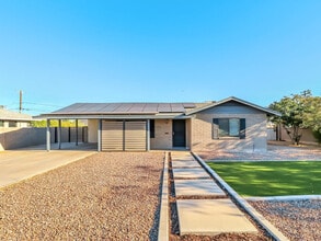 Building Photo - 544 W 17th Pl