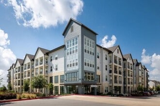 Building Photo - 3301 E Pecan St