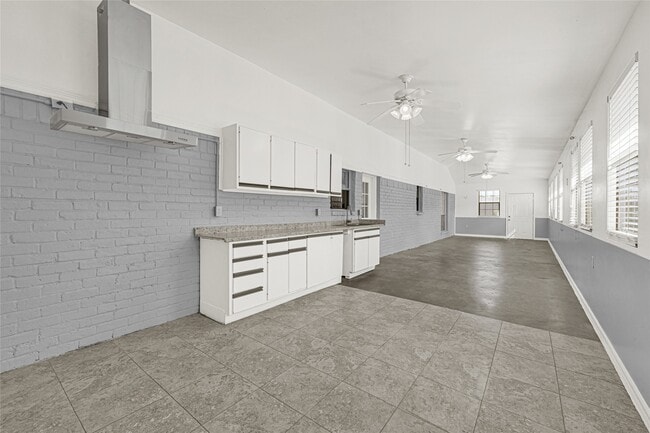 Building Photo - 9208 Carousel Ln