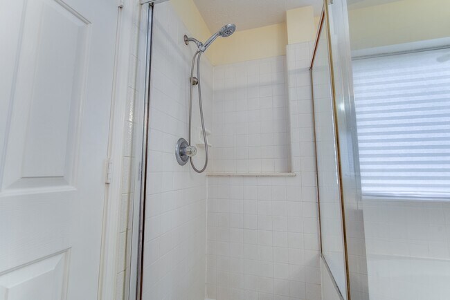 Building Photo - 17143 Summer Hollow Dr