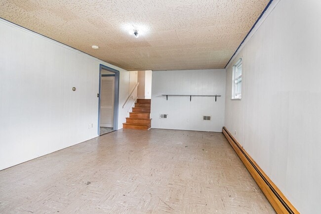Building Photo - Coming Soon | $2,000/mo | Spacious Split-L...
