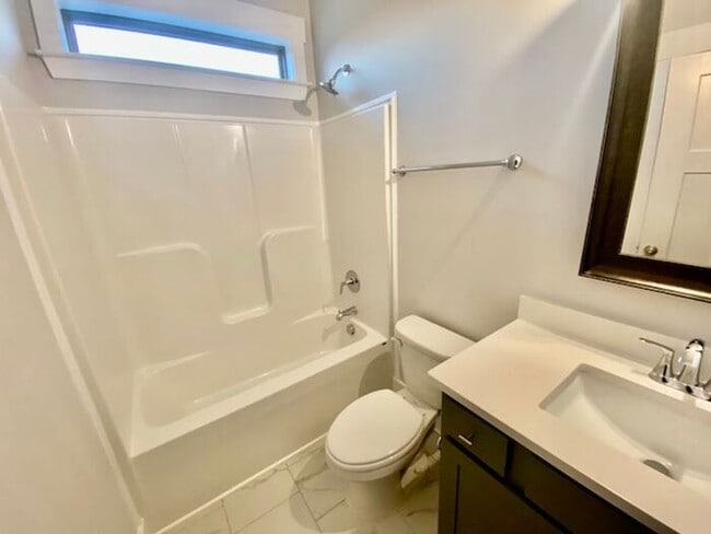 Building Photo - Great location in Athens