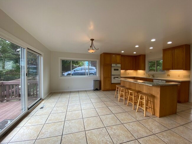 Building Photo - 845 Viewridge Dr