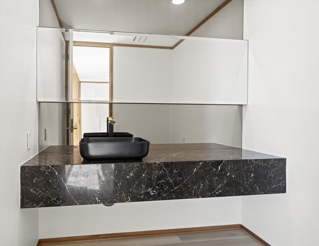 Building Photo - 709 Ann St