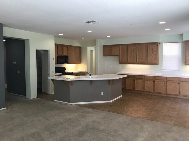 Building Photo - Spacious 5 bedroom with 3 car garage for rent
