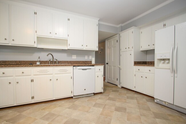 Building Photo - 130 Camelot Crescent