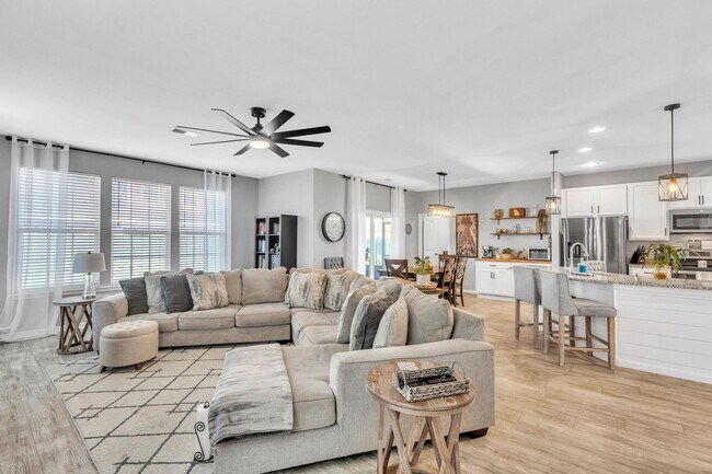 Building Photo - Stunning 4 Bed/2.5 Bath home in Creekside