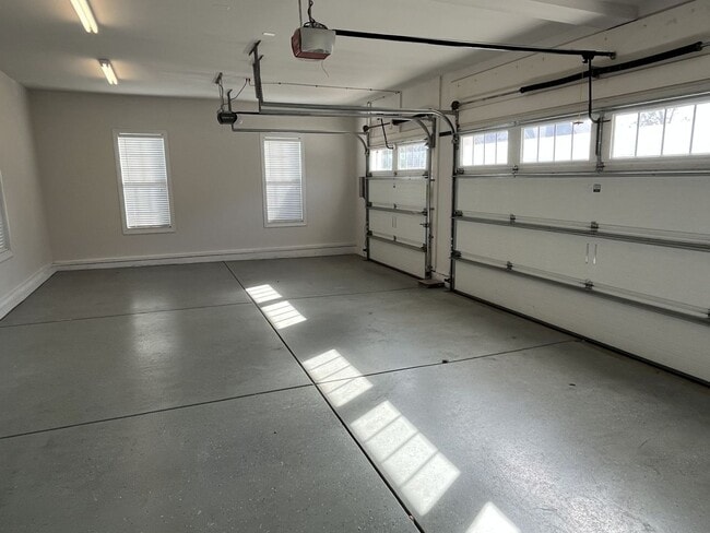 Building Photo - Stunning 6 Bedroom home in South Charlotte...