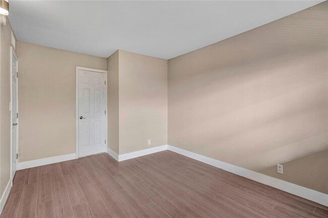 Building Photo - 3051 S Palm Aire Dr