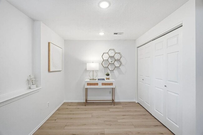 Building Photo - Spacious 4-Bed / 3-Bath South Hill Home — Views, Central A/C, Attached Garage