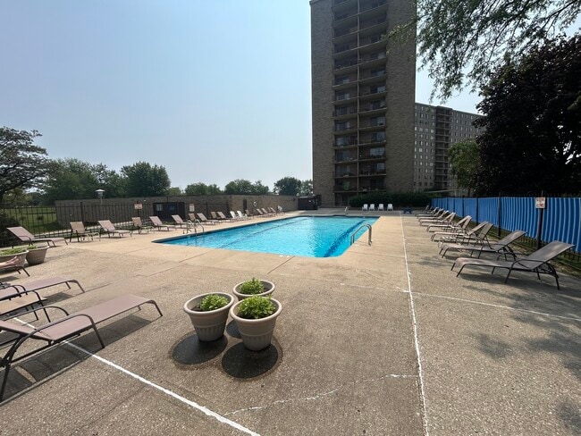 Building Photo - 6833 N Kedzie Ave