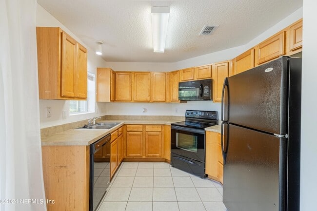 Building Photo - 1630 Vineland Cir