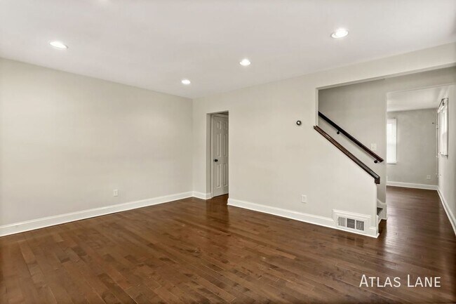 Building Photo - Professionally Managed  & Recently Renovat...