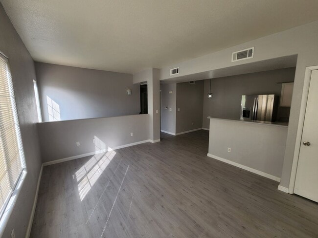 Building Photo - Beautifully Updated 2nd Floor-Condo 2BED/2...