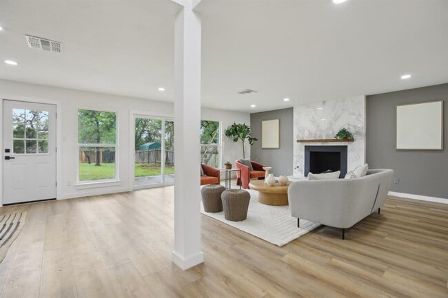 Building Photo - 2104 Malvern Hill Dr