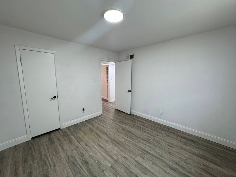 Building Photo - 611 Sunset Ln
