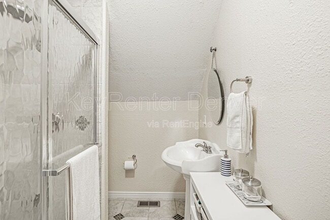 Building Photo - 3033 Welton St