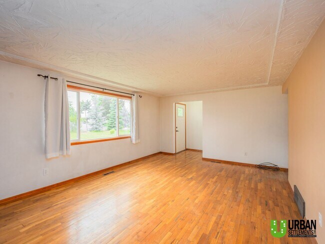Building Photo - 3 Bedrooms | 1 Bathroom | 2,168 Sq. Ft. | Attached Garage | Large Yard